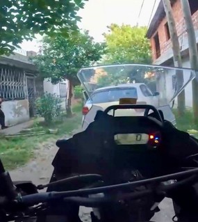 Tiene 17, se fugó en un auto robado por la autopista y apareció acostado en el patio de una casa