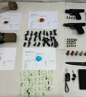 Los sorprendieron mientras organizaban un “delivery” de cocaína: tenían armas de guerra y 2 millones en efectivo