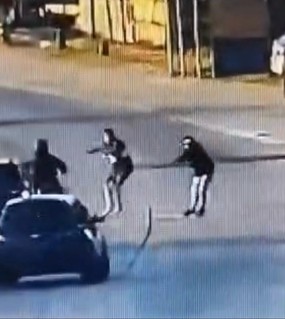 Aparecieron armados en el acceso a Bernal para robar una moto y una mujer policía los pasó por encima