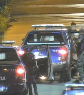 Uno hizo de campana mientras el otro abría un auto con una tijera