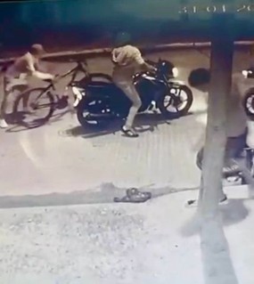 Vio cómo 7 motochorros asaltaban a su hijo, los enfrentó con un caño y le dispararon cuatro veces