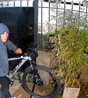 Trepó una reja para entrar a robar a una casa de madrugada y se llevó una bici