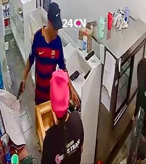 Empleada de una panadería enfrentó a un ladrón armado y lo echó a banquetazos