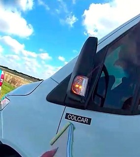 Viajaban con un bebé en brazos, les hicieron la multa y se volvieron locos