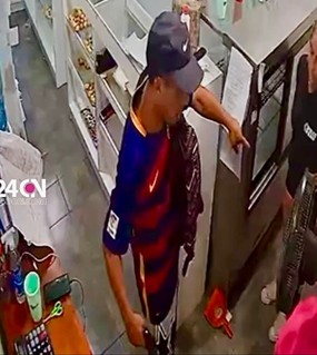 Le apuntó a la cabeza a las panaderas, les pidió la recaudación y lo echaron a los sillazos