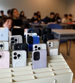 Un colegio secundario de Pinamar limitó el uso del celular  para evitar distracciones en el aula y potenciar el diálogo