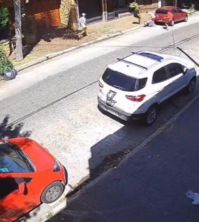 Lo rodearon entre cuatro “pirañas” para robarle la camioneta a punta de pistola