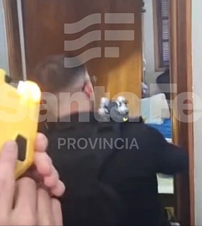 ”Largá el cuchillito que vamos a entrar”: amenazó con matarse y lo redujeron con una taser