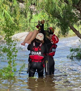 Dos familias quedaron atrapadas por la crecida del río y las rescataron en un dramático operativo
