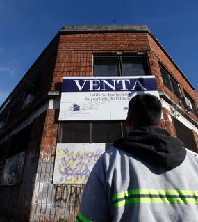 En los últimos 2 años, cerraron 21.938 empresas, se perdieron 290.602 empleos y subieron las deudas con tarjeta de crédito