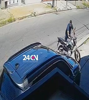 Salvaje ataque motochorro a una mujer delante de sus hijos de 13, 10 y 7 años