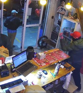 Asaltaron una hamburguesería a mano armada y se llevaron $900.000 y cinco celulares 