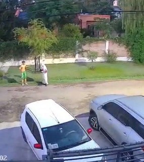 Volvían de bailar, los asaltaron y a uno de los adolescentes lo dejaron desnudo