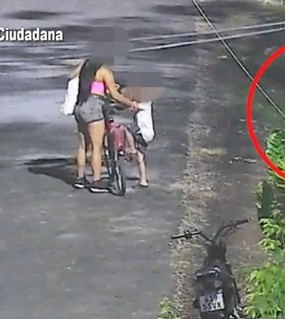 Le pegó piñas a la madre de su hijo en la calle mientras tenía al nene en brazos 