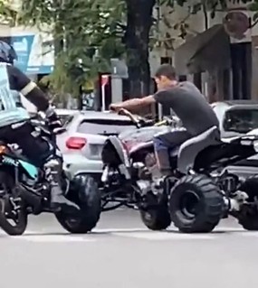 Apareció en cuatriciclo y se llevó puesto a dos agentes