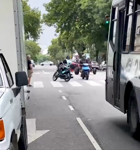 Apareció en cuatriciclo y se llevó puesto a dos agentes