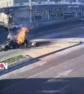 Iban 7 amigos en un auto, invadieron el carril del Metrobús y los aplastó un colectivo: dos heridos graves