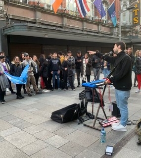 Quién es el argentino que toca cumbia en las calles de Irlanda y compartirá escenario con “El Polaco”