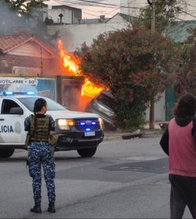 Escapaba de Prefectura, atropelló a una ciclista y se estrelló contra una casa