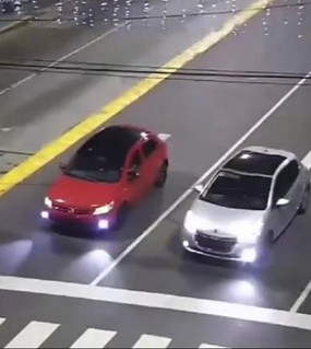 Circulaban en un auto implicado en un robo y esquivaron patrulleros a toda velocidad