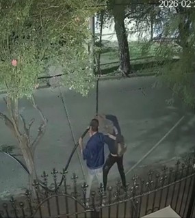 Cortaban cables con un cuchillo, pasó un patrullero y se escondió atrás de un arbolito