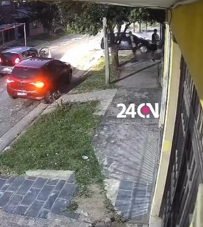 Bajó a entregar un pedido y le apuntaron con un arma para robarle el auto 
