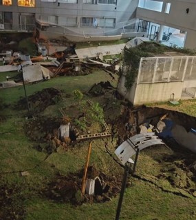 Se derrumbó el estacionamiento de un edificio en Parque Patricios: 300 vecinos afectados y 65 autos aplastados
