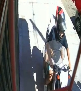 Un prefecto se defendió de un robo, recibió tres balazos y logró herir a un motochorro de 16 años