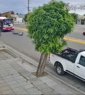 Abrió la puerta del auto sin mirar, lo tiró de la bici y casi termina en tragedia 
