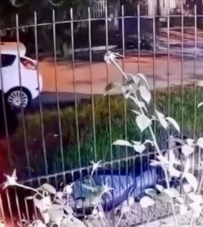 Un policía se defendió de un violento intento de robo y le disparó tres veces a un motochorro 