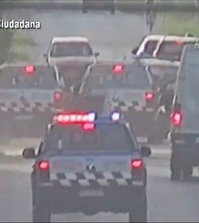 Quisieron identificarlos, escaparon por la ruta y les cruzaron un patrullero para tirarlos de la moto 