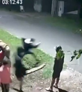 Lo atacaron 11 “pirañas”, le dieron una paliza y lo dejaron descalzo en la calle