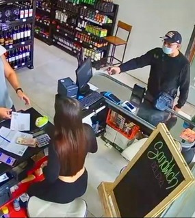 Tiros en un supermercado: un policía que estaba en el baño enfrentó a los ladrones y baleó a uno 