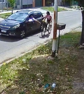 “Me tocaste la cola”: iba en bicicleta y un conductor la manoseó desde el auto