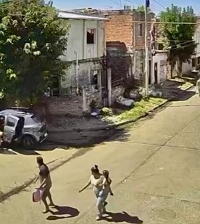 Asaltaron a un chofer de Uber delante de chicos y familias que salían de la escuela