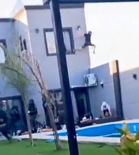 Tiroteo y muerte en una pool party: un ladrón se tiró por la ventana y terminó con un balazo en la cabeza 