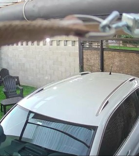 Se despertaron con cinco delincuentes en el patio de su casa y les robaron una moto