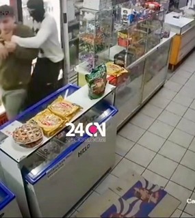 Entró con un cuchillo a un supermercado y el dueño se tiró encima del ladrón 