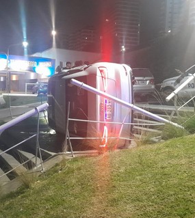 Estaba apurado por llegar al boliche, chocó y volcó: no tenía papeles