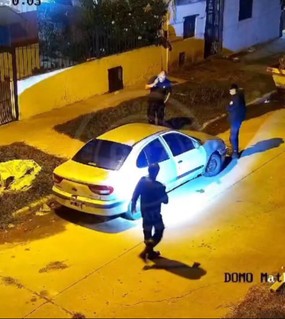 Cinco menores forzaron la cerradura de un auto, revisaron hasta el baúl y los detuvieron