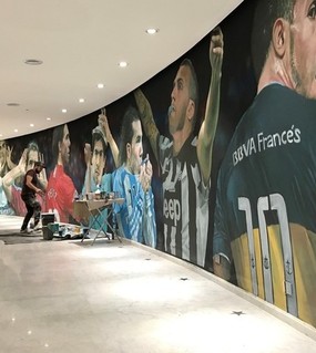 Un metegol de Boca, pileta con cascada y el museo con los tesoros de su carrera: Tevez abrió las puertas de su mansión