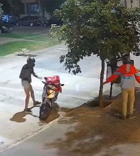 Un delivery esperaba para entregar un pedido y le robaron la moto