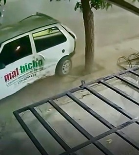 Perdió el control del auto, provocó un choque múltiple y un panadero se salvó por centímetros