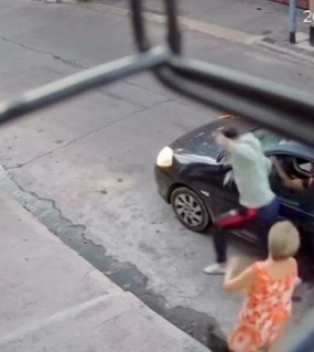 La arrastraron por la calle, una jubilada la defendió y enfrentó a los ladrones 