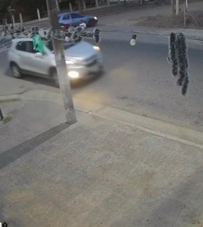 Giró a la izquierda, venía un motociclista y chocó contra el auto: casi se mata