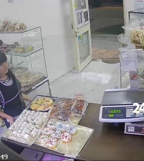 Disfrazado de delivery asaltó una panadería y se llevó la caja con la recaudación