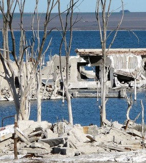 Villa Epecuén: el pueblo fantasma que quedó 10 metros bajo agua y sus ruinas emergieron como atractivo turístico