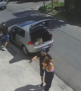 Cayó el ladrón que simuló una ejecución con la mujer arrodillada y la pistola en la cabeza 