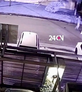 Quisieron robarle, se volvió loco y los persiguió con el auto