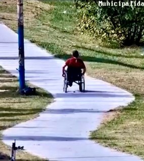 Falso discapacitado robó una camioneta y quiso escapar en silla de ruedas 